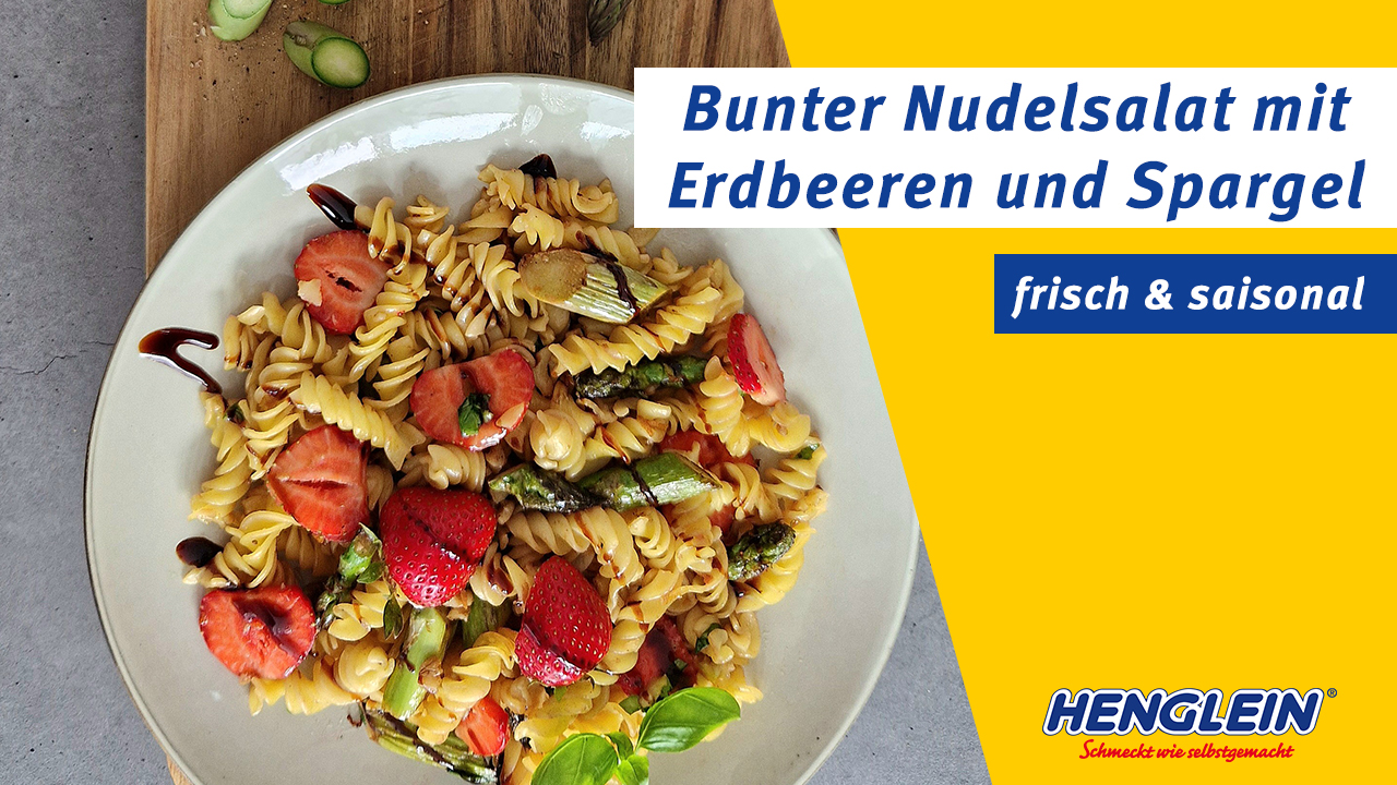 Bunter Nudelsalat mit Erdbeeren und Spargel